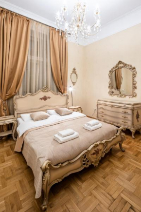 3 bedrooms Royal Italian style in an Austrian building, parking, balcony
